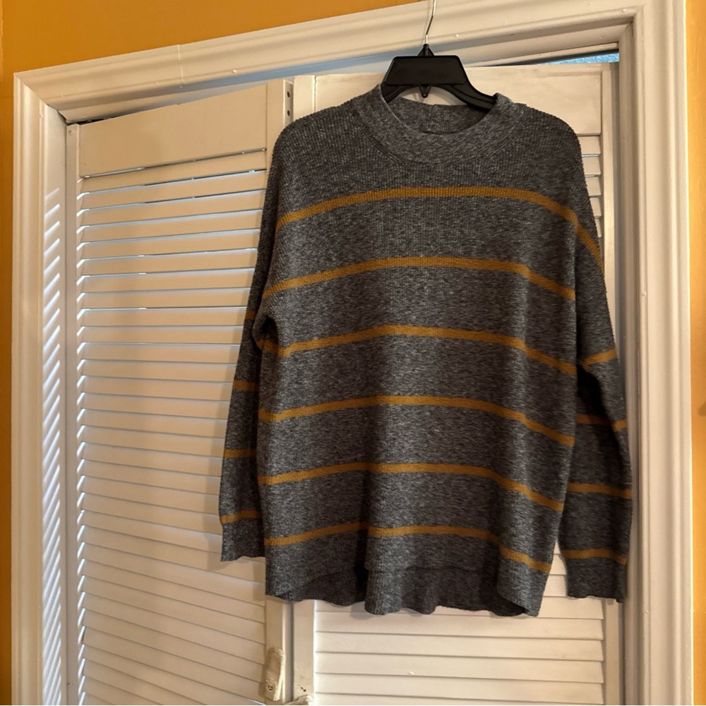 American Eagle Outfitters Gray and Gold Women's Crewneck Sweater